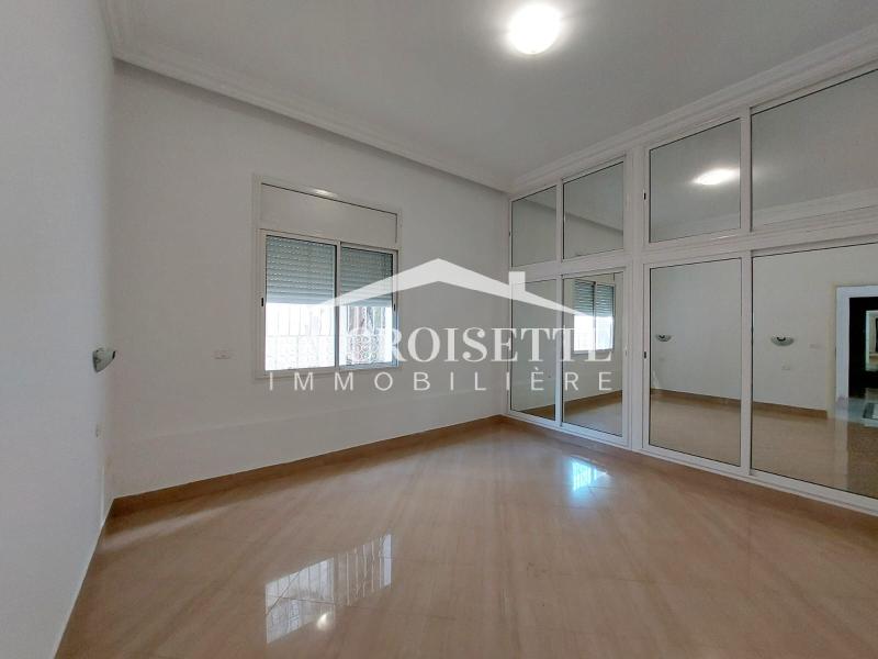 Villa S+5 vue sur mer avec piscine à La Marsa